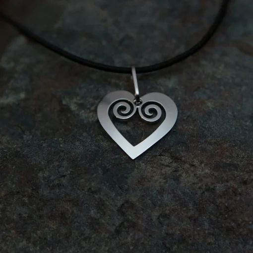 New Pohjolan Helmi Ky Pohjolan Helmi - Curved Heart Necklace ${1}
